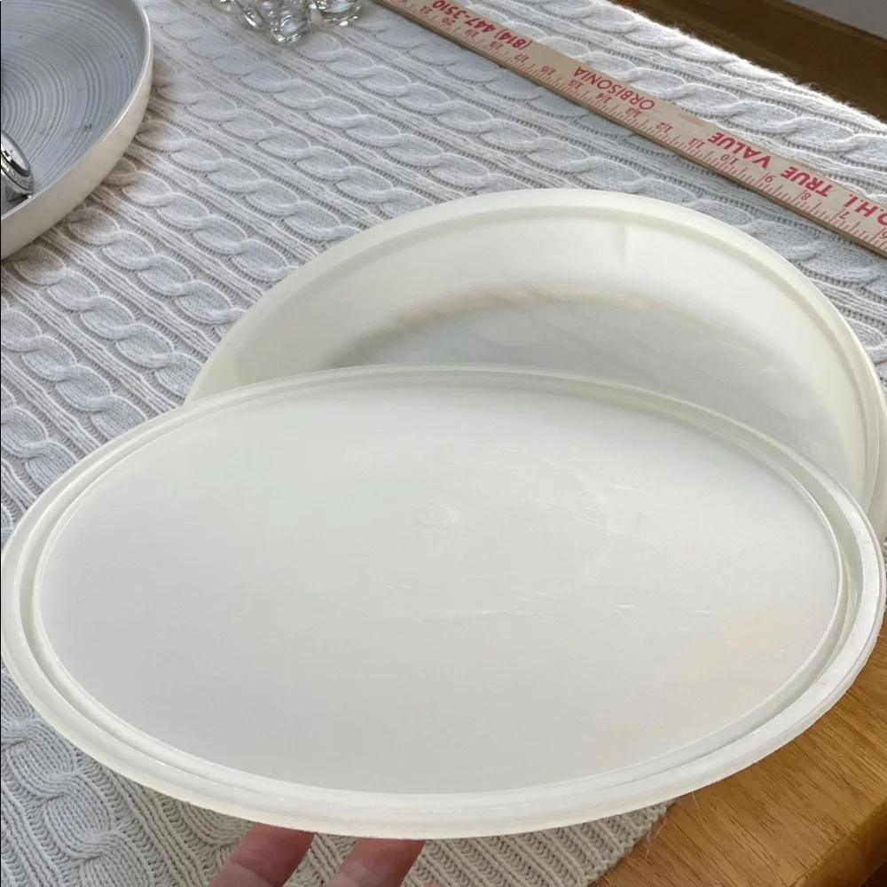 VTG Tupperware cupcake keeper. cylinder storage. Like new.